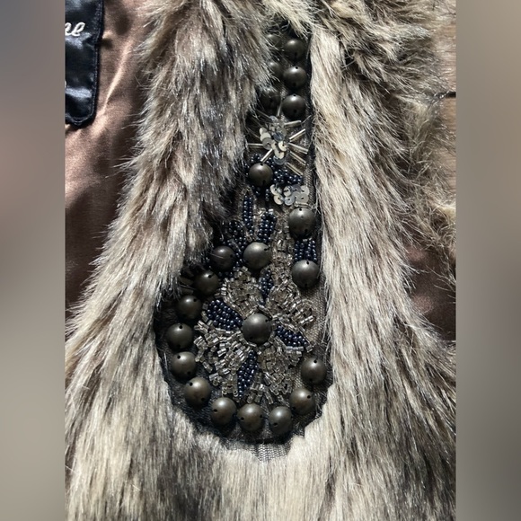 Me Jane Faux Fur Embellished Beaded Vest Size XL - Picture 10 of 10